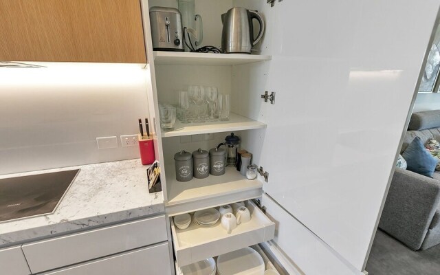 QV Modern Waterfront Apartment - 857
