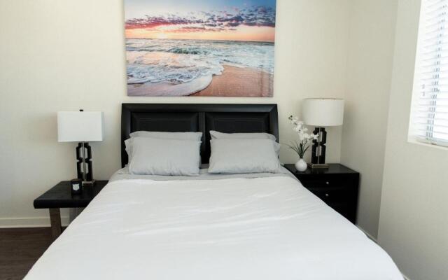 Santa Monica 2 Bed/ 2 Bath