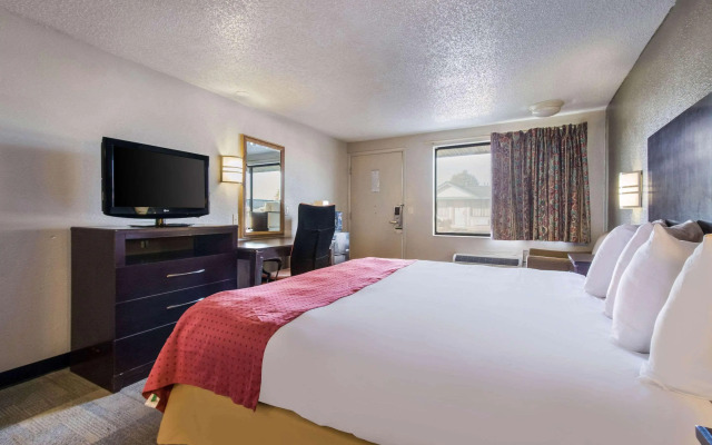 Rodeway Inn Near Hall of Fame