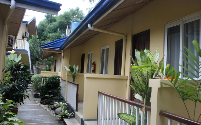 Blue Lagoon Inn & Suites