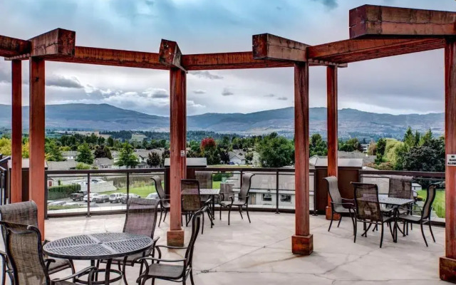 Corner Apartment with Lake View #518