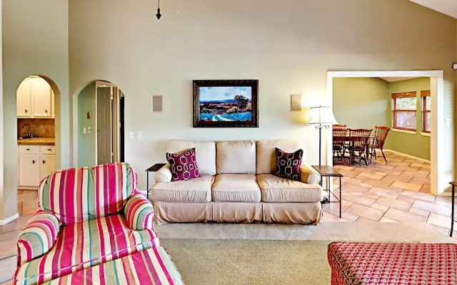 4BR Lakeway Waterfront by RedAwning