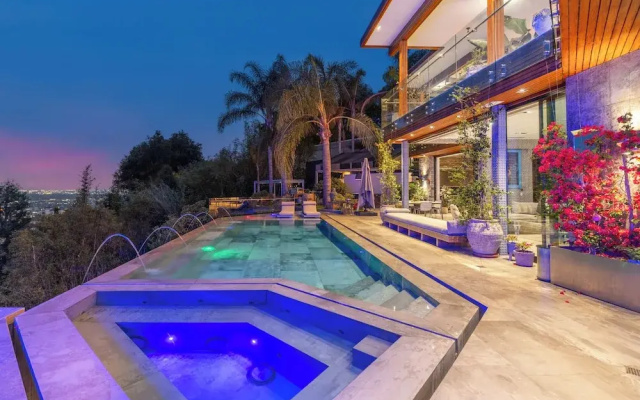 Villa Kaleida - Sleek Modern Sunset Villa With Eclectic Style & Infinity Pool