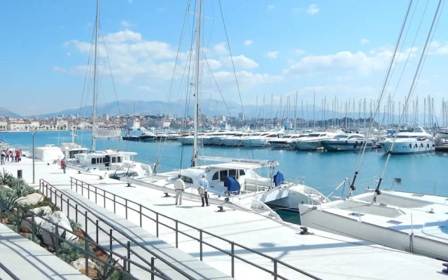 Close to Znjan Beach, Spacious Studio With Balcony