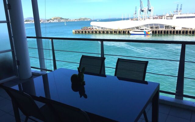 Waterfront 1BR Princes Wharf Apartment