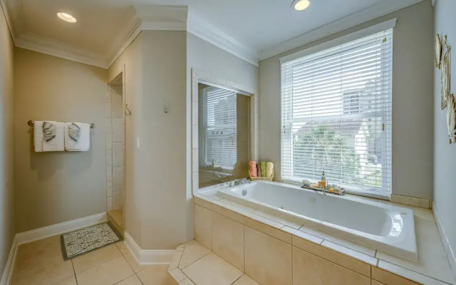 Penthouse Luxury - Exquisite Oceanside Condo