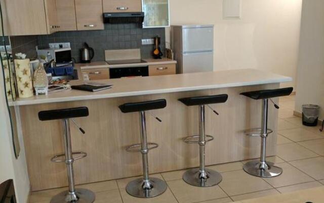 104 Excellent 2 bed apartment with pool view, AC & gym!