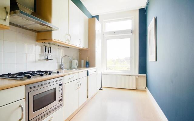 Spacious 4P Canal Apartment