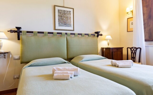 Quaint Holiday Home in Siena with Hot Tub
