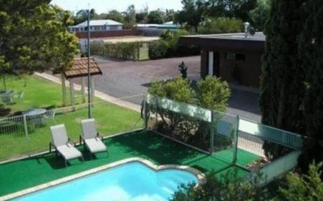 Nicholas Royal Motel