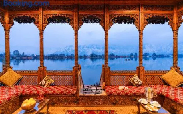New Zenith Group of Houseboats