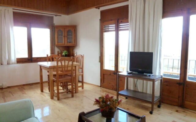 Apartment With 2 Bedrooms in Alp, With Balcony - 8 km From the Slopes