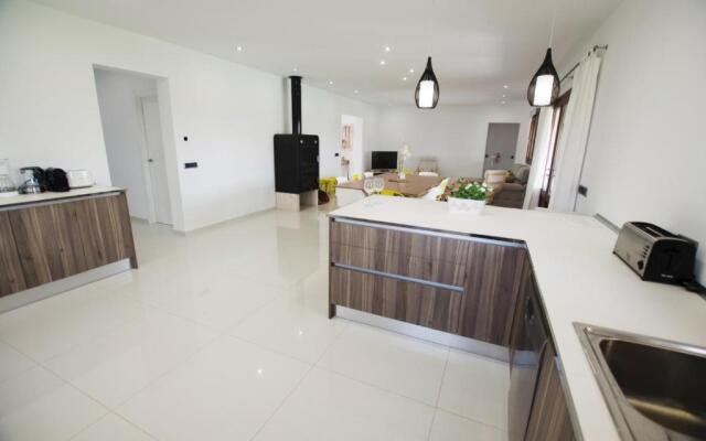 Villa Mediterranea for 10 , new luxury Villa .