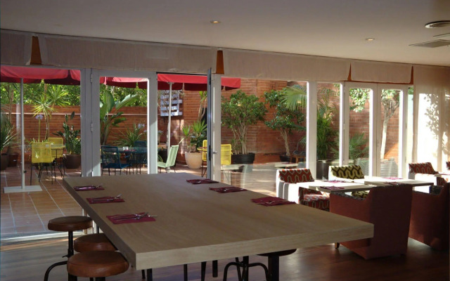 Chic & Basic Velvet Hotel