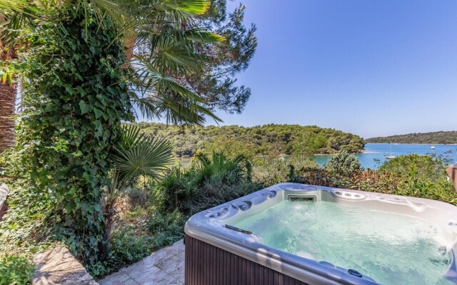 Stunning Home in Pula With Wifi, 2 Bedrooms and Jacuzzi