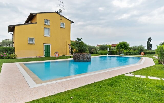 Vibrant Holiday Home in Lazise With Swimming Pool Near Lake