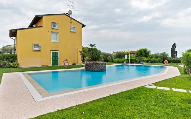 Vibrant Holiday Home in Lazise with Swimming Pool near Lake