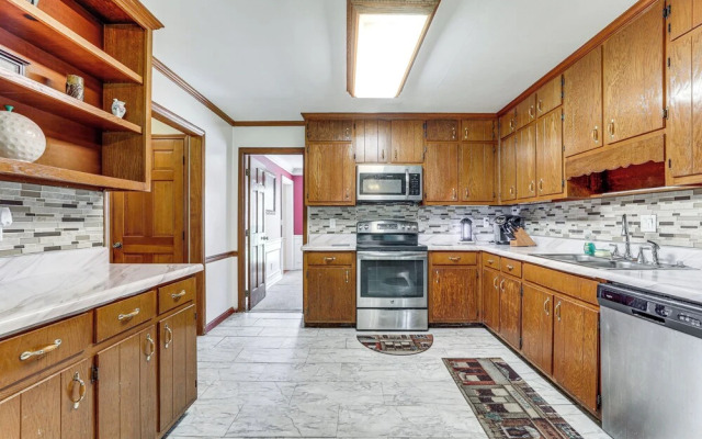 Pet-friendly House w/ Deck in Lawrenceville