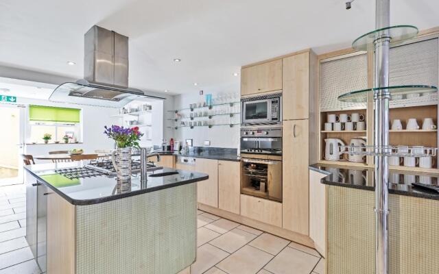 Sunshine Central House | Large luxury group house | Roof terrace | Fast Wifi