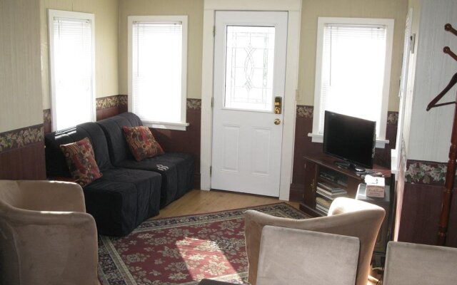 Cedar Suite Bed and Breakfast by Elevate Rooms