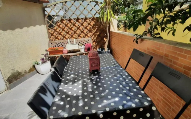 Sunny Terrace Apt, Close to Downtown! 2 Bedroom Flat