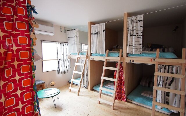 Cocoroom Guesthouse Cafe and Garden - Hostel