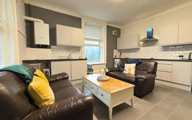 Spacious 6BR Property with Parking