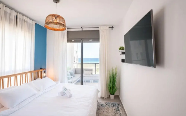 Stylish Seaside Escape with Balcony by Sea N' Rent