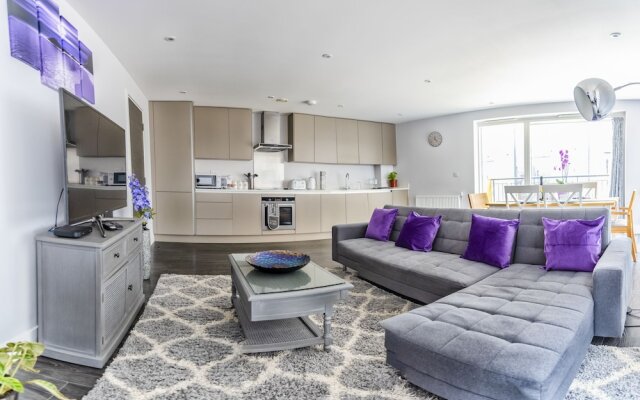 Luxury Bedford Riverside Apartment