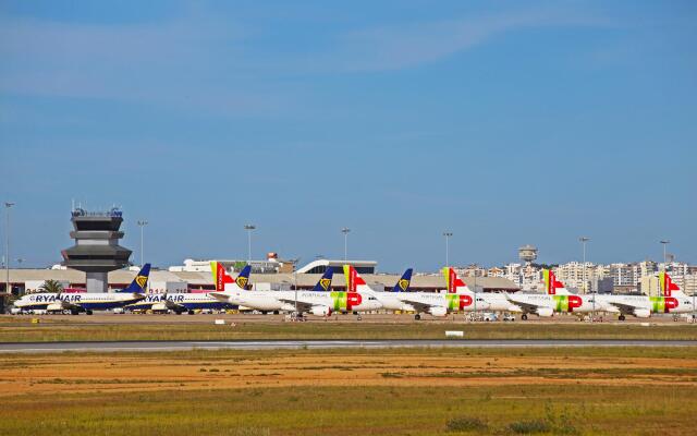 Faro Airport Flat 1 by Homing