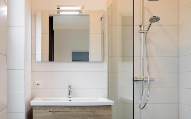 Modern Penthouse, 2 Bath Rooms Close to Lake Veere