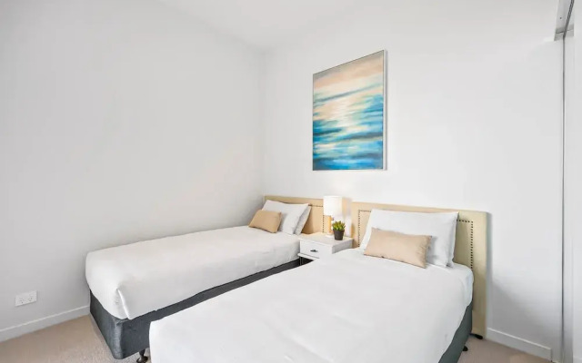 Waterfront 2-bed Oasis - Pool, Steam, Jacuzzi, Gym
