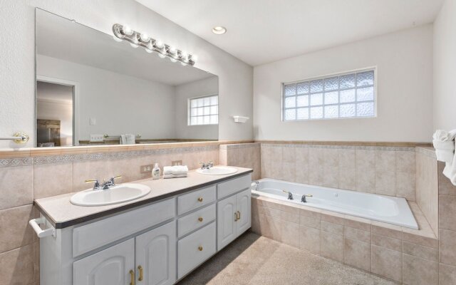 Scandinavian Chic – Hot Tub, Bikes and Lake Life!