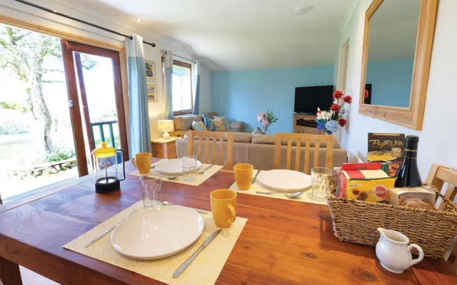 Merlins Cabin - 2 Bed - Blaen Cedi Farm