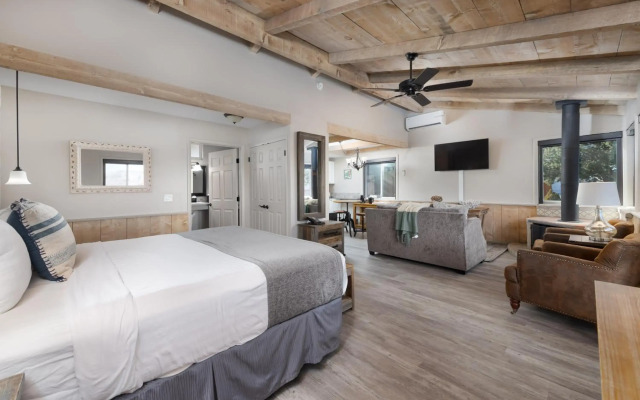 Sky Ranch Lodge