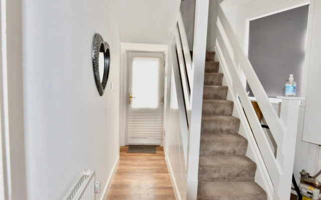 Cheer full 4 Bedroom House Train Station