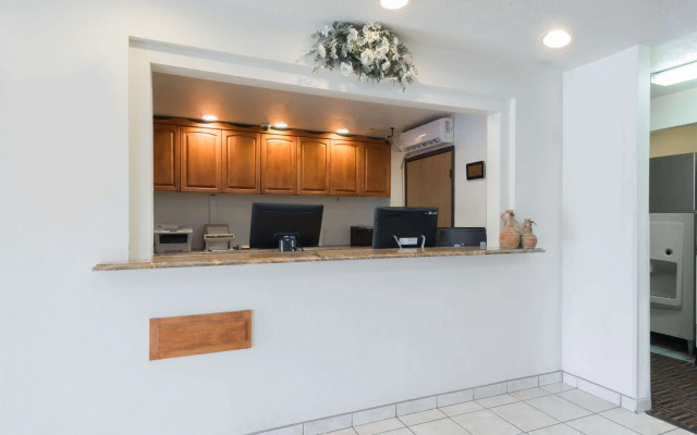 Super 8 by Wyndham Bernalillo