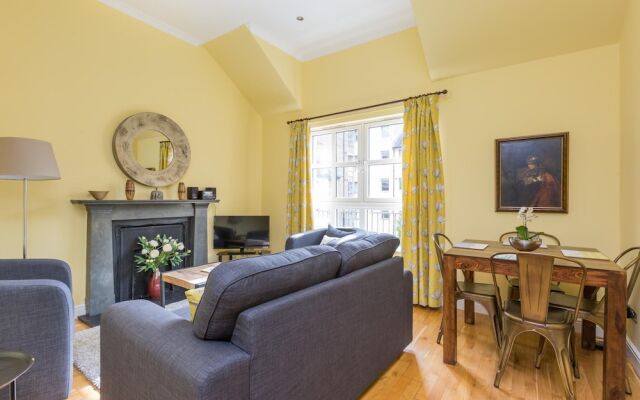 393 Delightful 2 Bedroom Apartment off the Royal Mile With Secure Parking