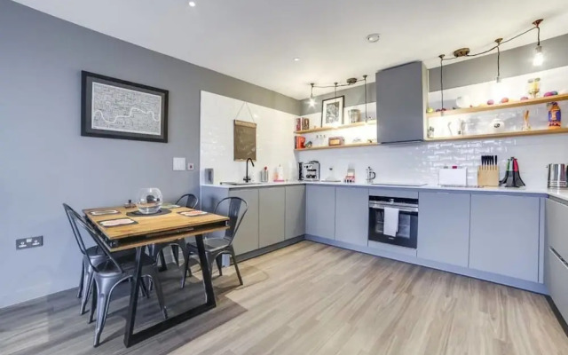Modern 2bed W/balcony Sleeps 6 in Hackney
