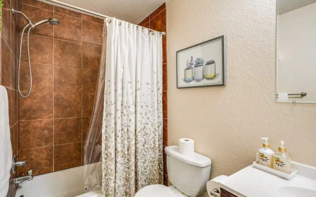 San Antonio Townhome ~ 2 Mi to Aquarium!