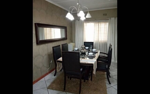 3 Bedrooms Exclusive House in Northmead