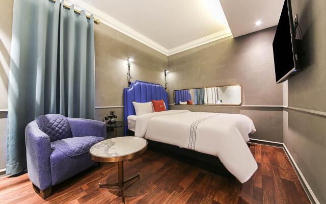 Lerocherrouge Hotel