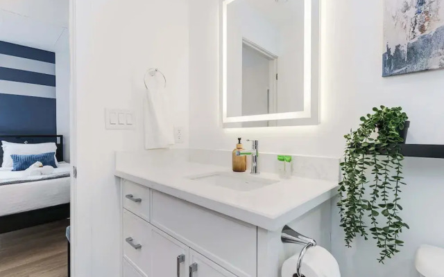 Elegant Suite—Near Kensington Market, Sleeps 8