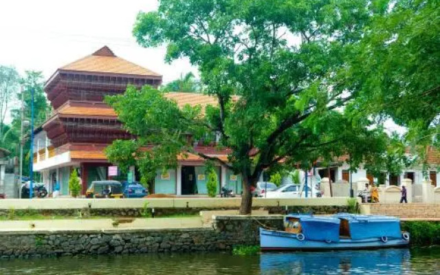 Sisir Palace Backwater Resort