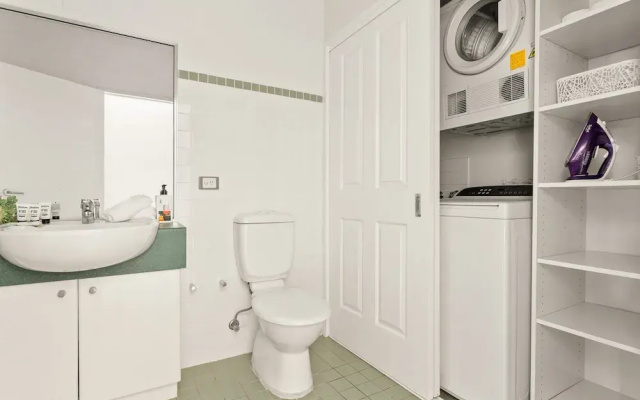 Spacious 2-bed Townhouse With a Lush Courtyard