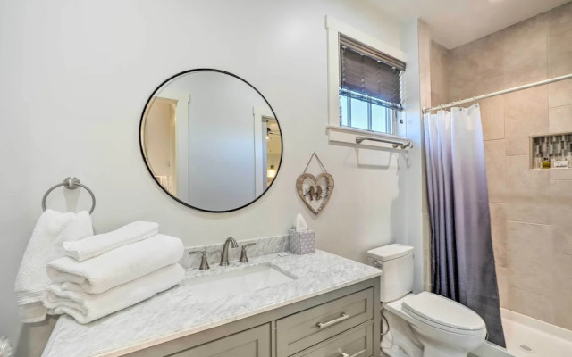 2 Mi to Town: Castle Rock Retreat w/ Fireplace!
