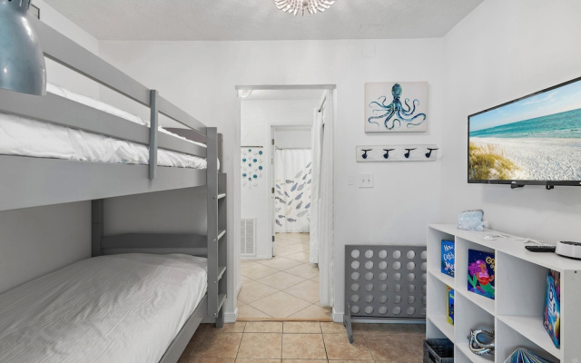Tradewinds Condominium #28- At the Beach!