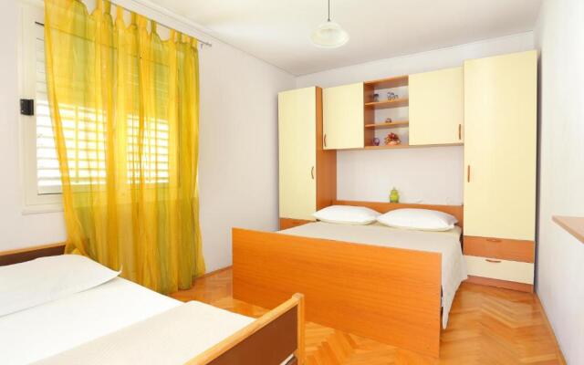 Apartments by the sea Makarska - 13222