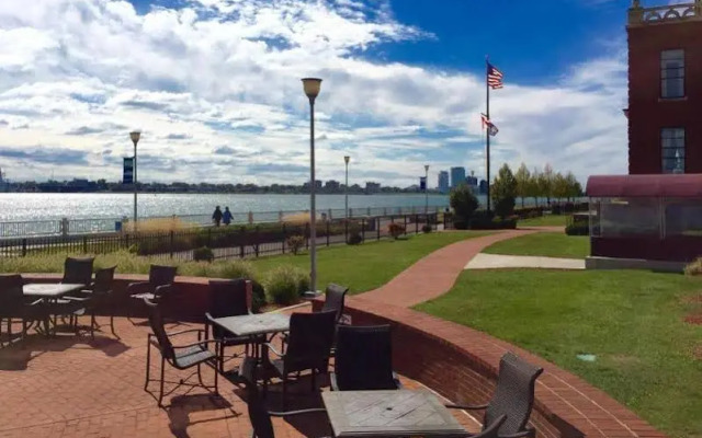 Roberts Riverwalk Urban Resort Hotel