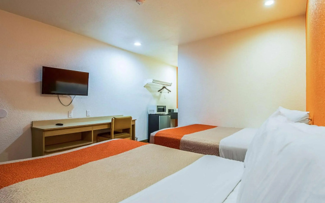 Motel 6 Bakersfield, CA - Airport